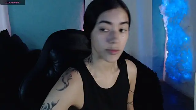 LESLIEBLACK  online show from April 8, 6:43 pm