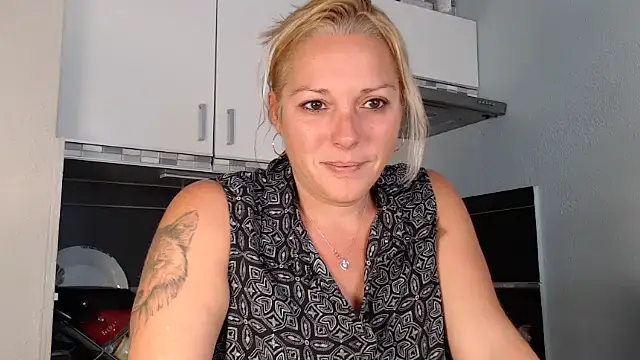 Snapshot of Doucelouve9 chatting on September 24, 10:36 am Doucelouve9 online show from September 24, 10:36 am