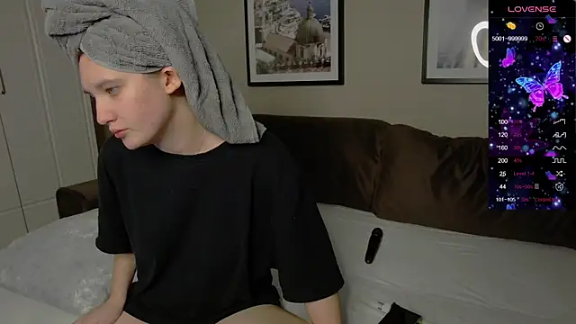 Snapshot of Holly_Molii chatting on October 23, 2:17 am Holly Molii online show from October 23, 2:17 am