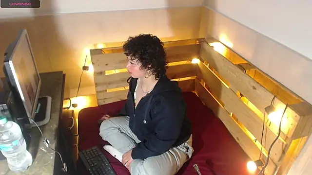 Bitsy Messy online show from December 18, 3:55 am