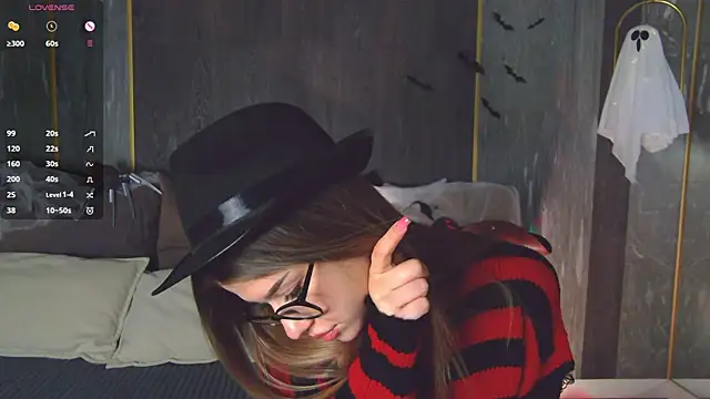 Sara Lewiis online show from October 31, 4:55 pm