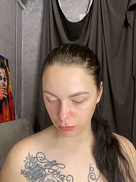 Lola Hale online show from May 3, 6:00 pm