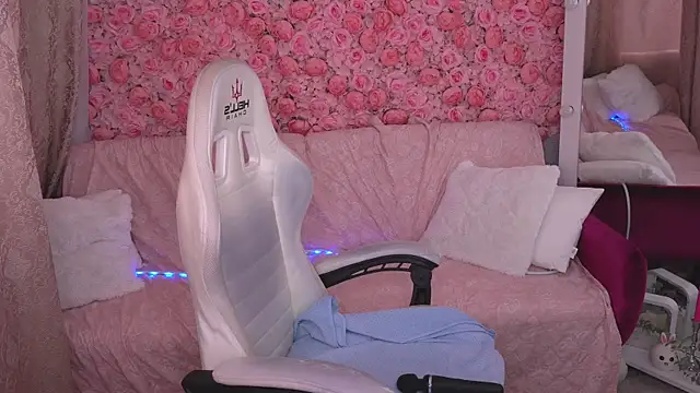 KiraGrayy online show from March 7, 2:13 pm