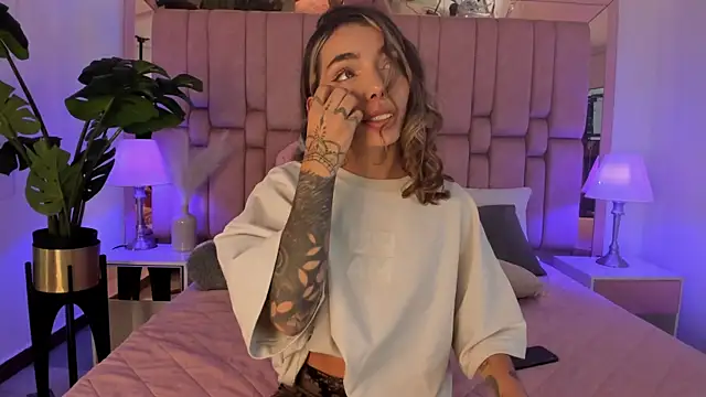 Mollymoon1 online show from February 18, 8:19 pm