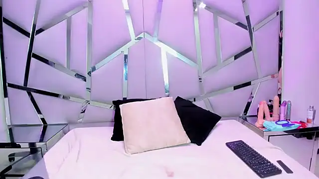 Criistaal  online show from March 13, 4:36 am