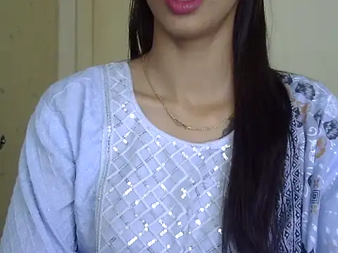 MAAYRA 09 online show from April 30, 5:45 am