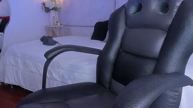 naomiii   online show from December 18, 11:48 am