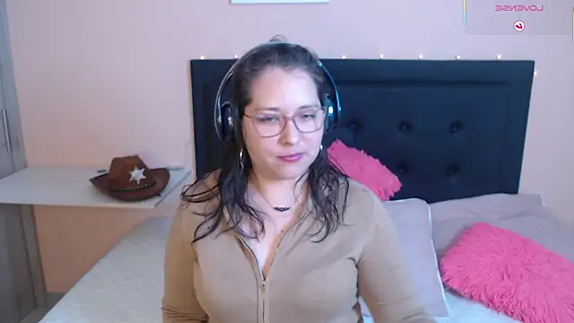 Snapshot of May_Carlier chatting on October 4, 1:44 am May Carlier online show from October 4, 1:44 am