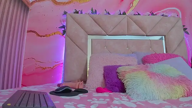 Taylor  cooper online show from October 24, 6:48 pm