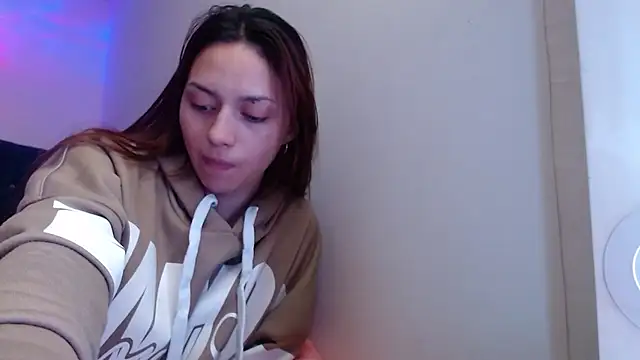 holy juli online show from August 3, 11:10 pm