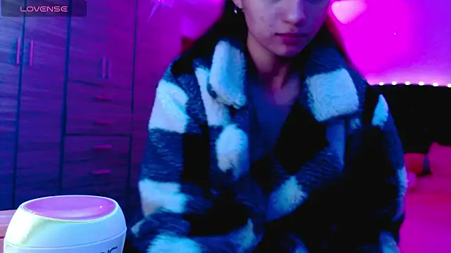 holy juli online show from November 10, 3:45 am