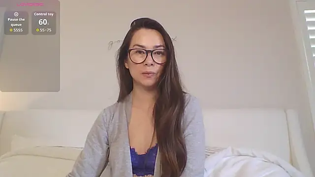 mixedasiangirl online show from May 12, 7:42 pm
