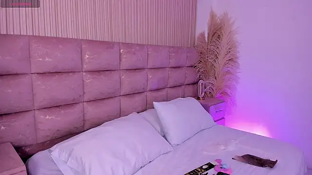 HannaRhodes online show from June 6, 2:23 pm
