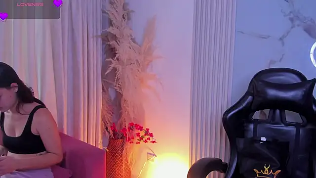 HannaRhodes online show from April 28, 2:43 pm