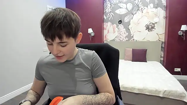 EmiliaYours online show from November 29, 4:22 pm