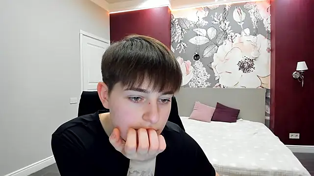 EmiliaYours online show from February 9, 3:47 pm