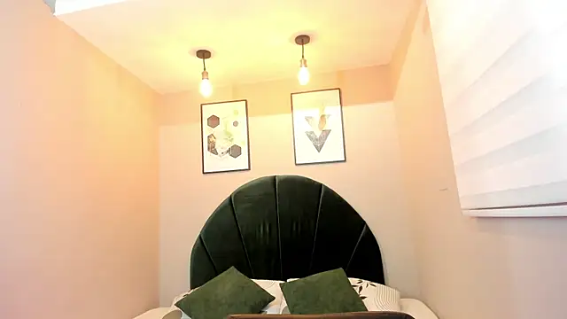 ebbafernandez  online show from July 29, 12:05 pm
