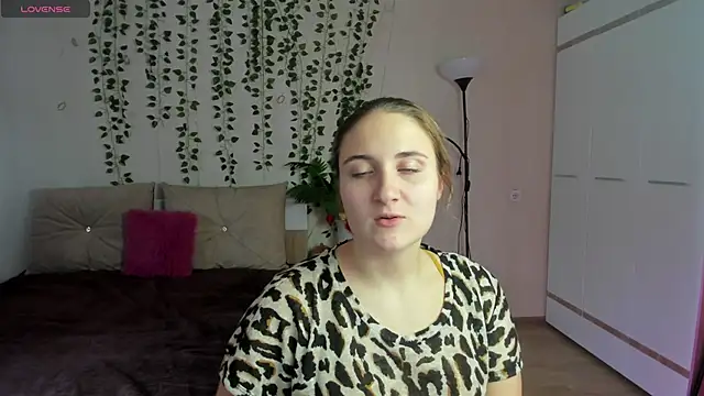 Miss Elsa  online show from November 21, 6:15 am