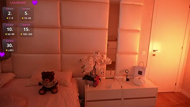 Lilly Colins online show from November 20, 8:21 pm