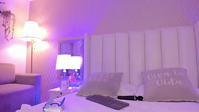 SophiaSmiiths  online show from July 31, 11:28 pm