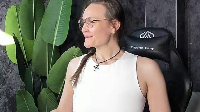 Lillian White online show from May 3, 1:09 am