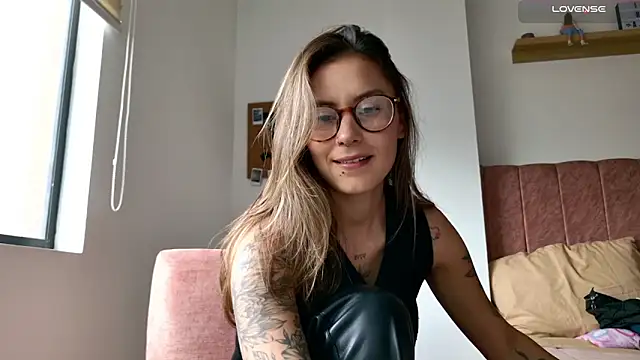 Emmy petit online show from December 19, 8:01 pm