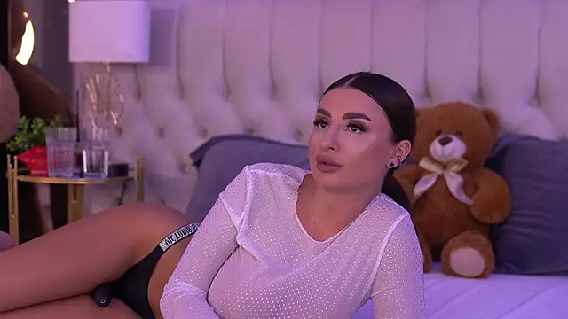 IsabelleHunt online show from October 11, 7:35 am