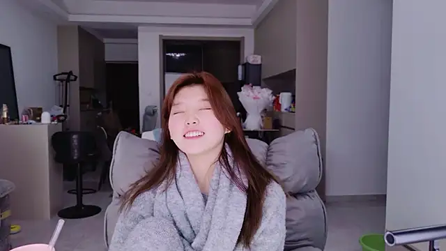 yang-yang-yang online show from February 12, 2:30 pm