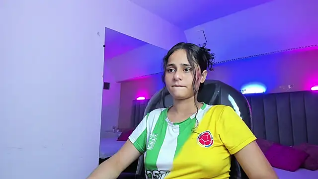 Giselle Roldan online show from June 18, 2:35 am