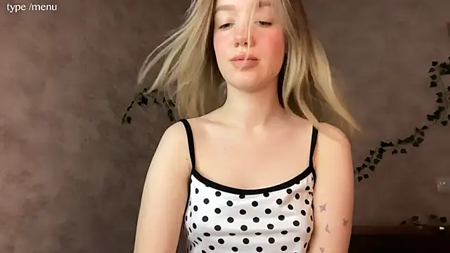 cutiemia0 online show from May 2, 9:23 am