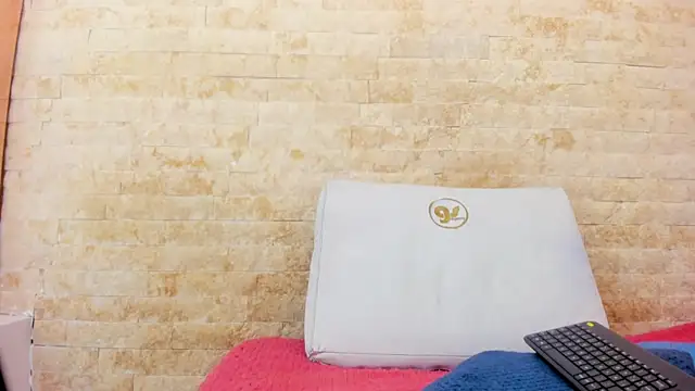 mia roldan  online show from January 8, 12:31 pm