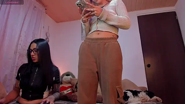 cuteweed420 online show from August 1, 12:45 am