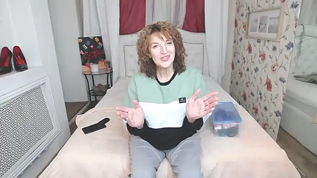 Snapshot of SilviaHart chatting on October 1, 12:54 pm SilviaHart online show from October 1, 12:54 pm