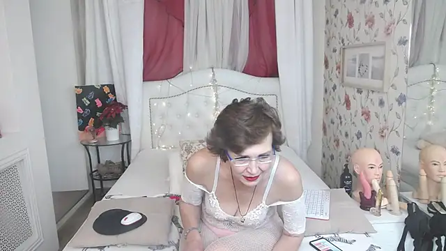 Snapshot of SilviaHart chatting on September 19, 1:32 pm SilviaHart online show from September 19, 1:32 pm