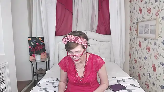Snapshot of SilviaHart chatting on September 30, 12:44 pm SilviaHart online show from September 30, 12:44 pm