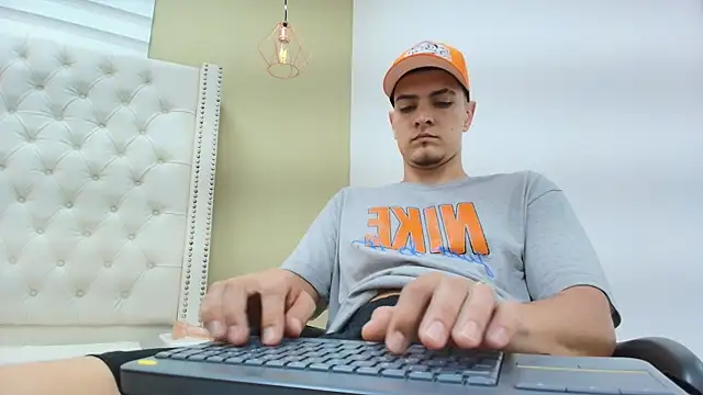 DAVID VICTORIAA online show from January 5, 5:27 pm