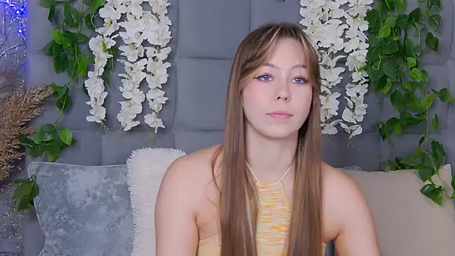 Snapshot of TheEmma chatting on October 14, 10:40 am TheEmma online show from October 14, 10:40 am