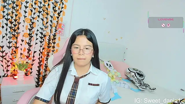 Snapshot of sweet_dania_ chatting on October 18, 9:23 am sweet dania online show from October 18, 9:23 am