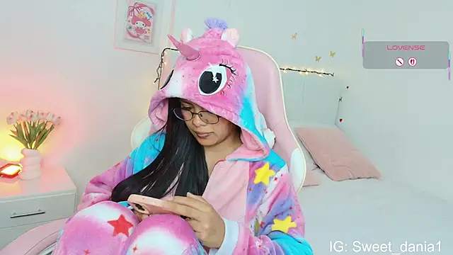 Snapshot of sweet_dania_ chatting on October 9, 5:44 am sweet dania online show from October 9, 5:44 am