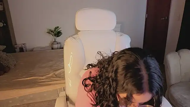 Renaxi Smith online show from December 13, 7:53 pm