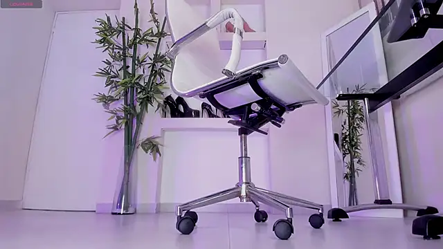 hannah howeell   online show from December 3, 11:12 am