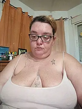 diosacurvy1984 online show from January 15, 8:20 am