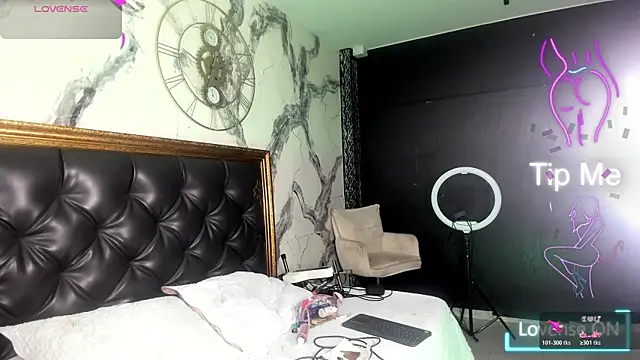 DalayMoore online show from February 21, 8:09 pm