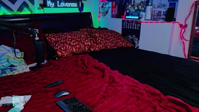 KittiePurry69 online show from July 11, 2:44 am