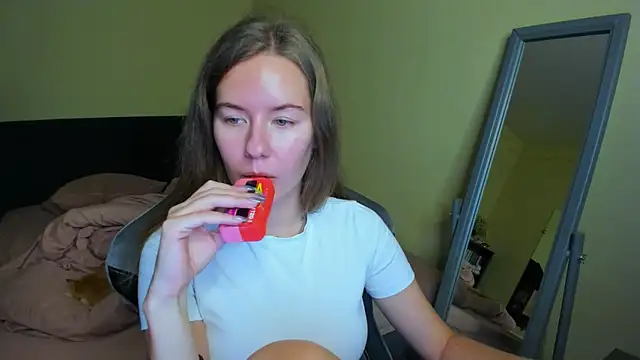 Snapshot of EmilyPaw chatting on October 18, 11:02 am EmilyPaw online show from October 18, 11:02 am