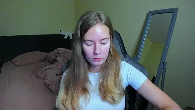 Snapshot of EmilyPaw chatting on October 19, 11:12 am EmilyPaw online show from October 19, 11:12 am