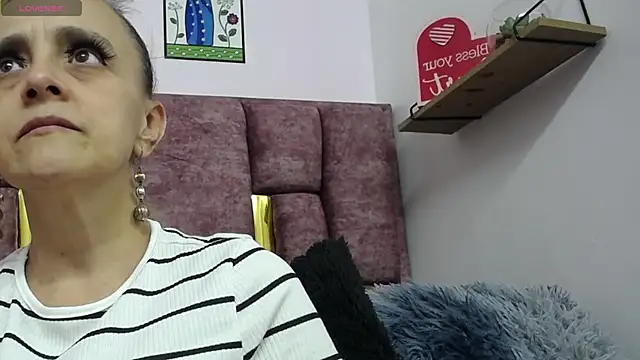 VICTORIAHANK  online show from March 17, 7:18 pm