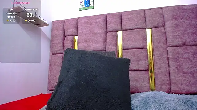 VICTORIAHANK  online show from December 1, 7:05 pm