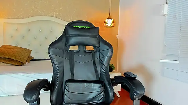 Hadley  online show from September 18, 3:16 am