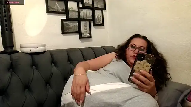 MirandaLatinaLovely online show from June 10, 3:38 am